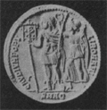 Medaglione di Costante, figlio di Costantino il Grande, che regge il labaro col Cristogramma "XP".
