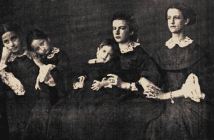 This photograph by Bernoud shows Maria Sofia (second from right) and Ferdinand II’s daughters. It was clearly taken soon after the King’s death