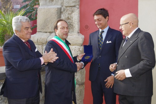 6) il B.ne Ettore beneventano del Bosco consegna la medaglia della delegazione Sicilia al sindaco